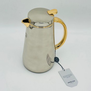 ترمس أنيق بتصميم عصري يجمع بين البساطة والفخامة، مصنوع من هيكل معدني 700ملي