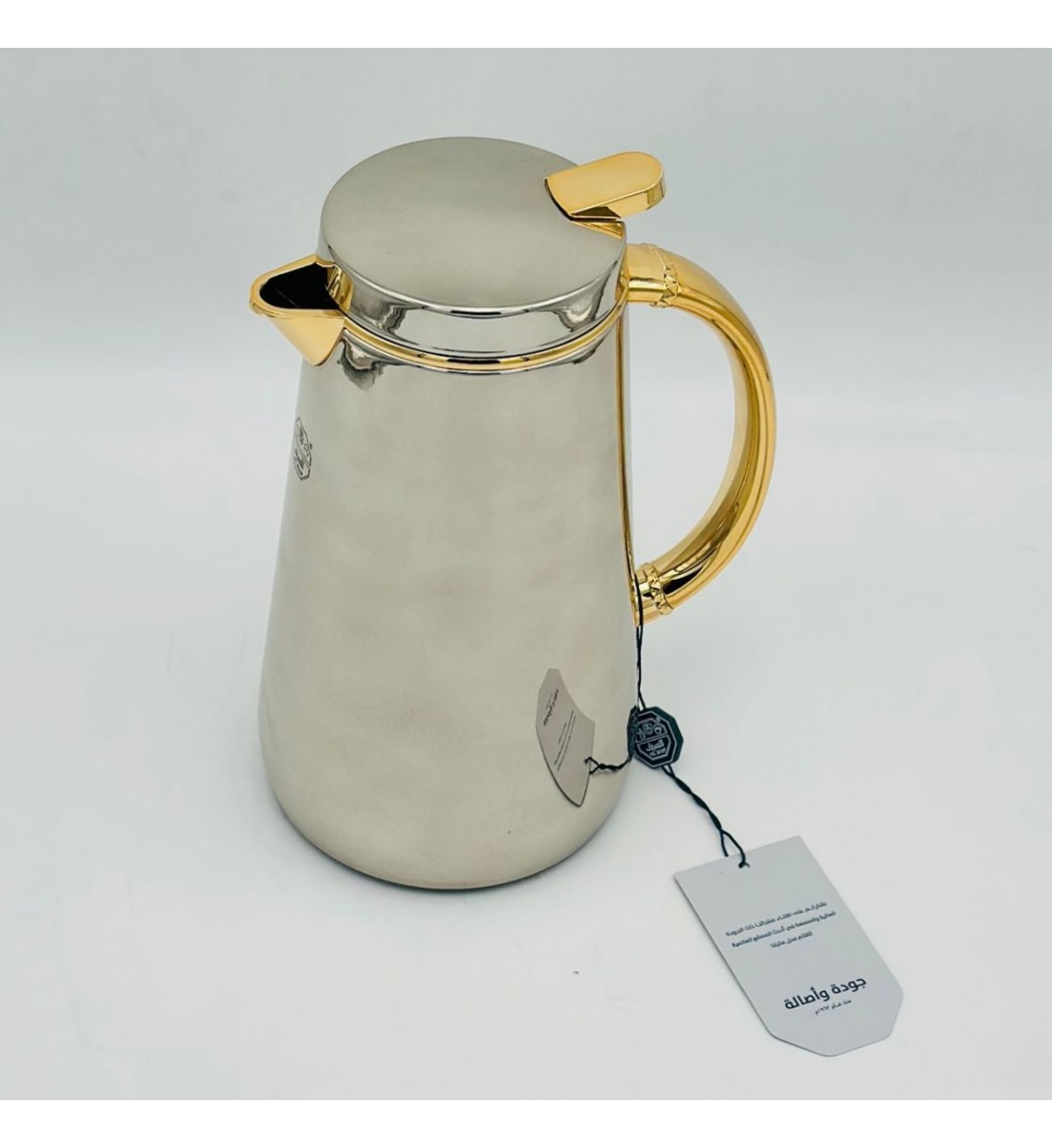 ترمس أنيق بتصميم عصري يجمع بين البساطة والفخامة، مصنوع من هيكل معدني 700ملي