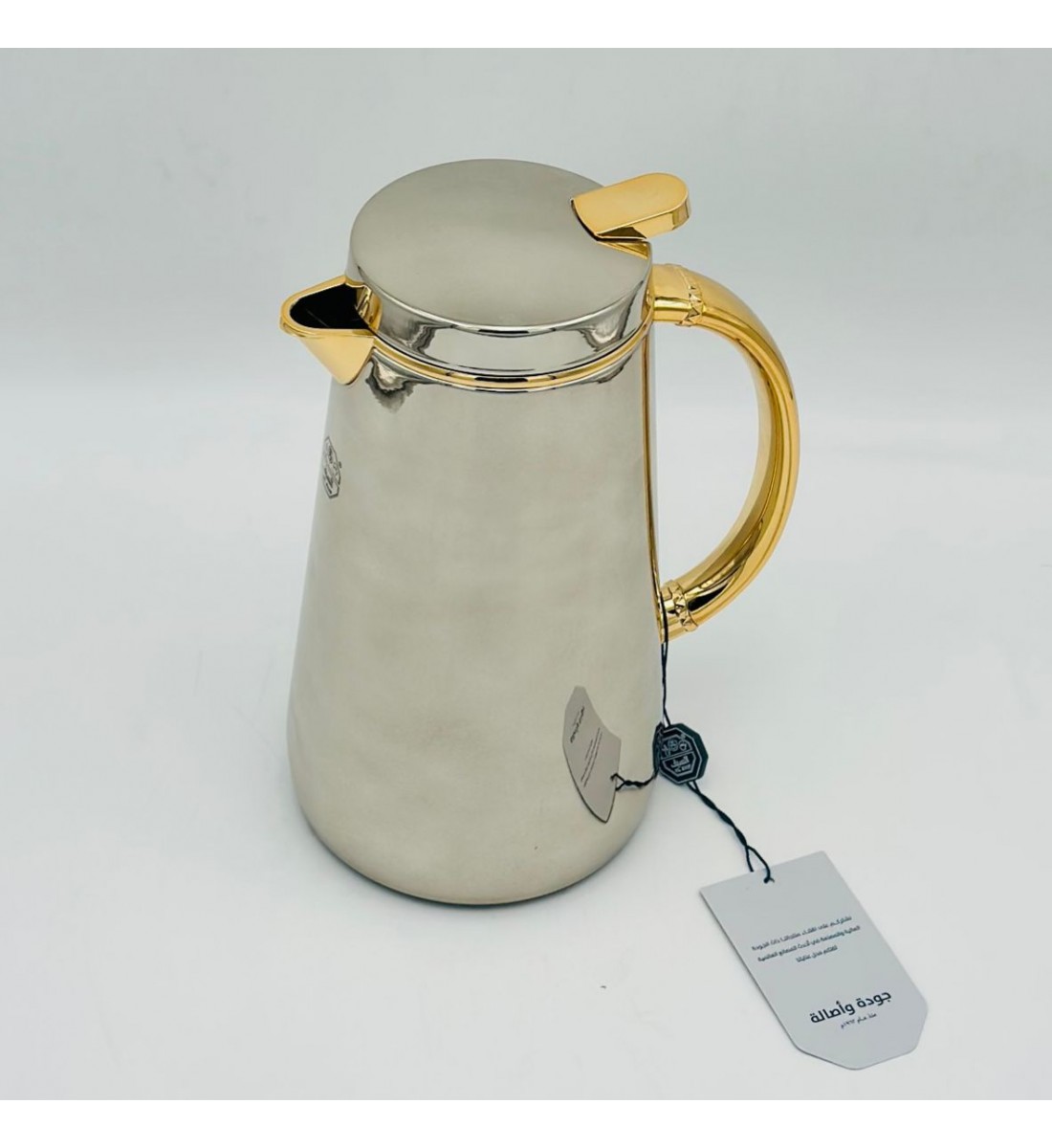 ترمس أنيق بتصميم عصري يجمع بين البساطة والفخامة، مصنوع من هيكل معدني 700ملي