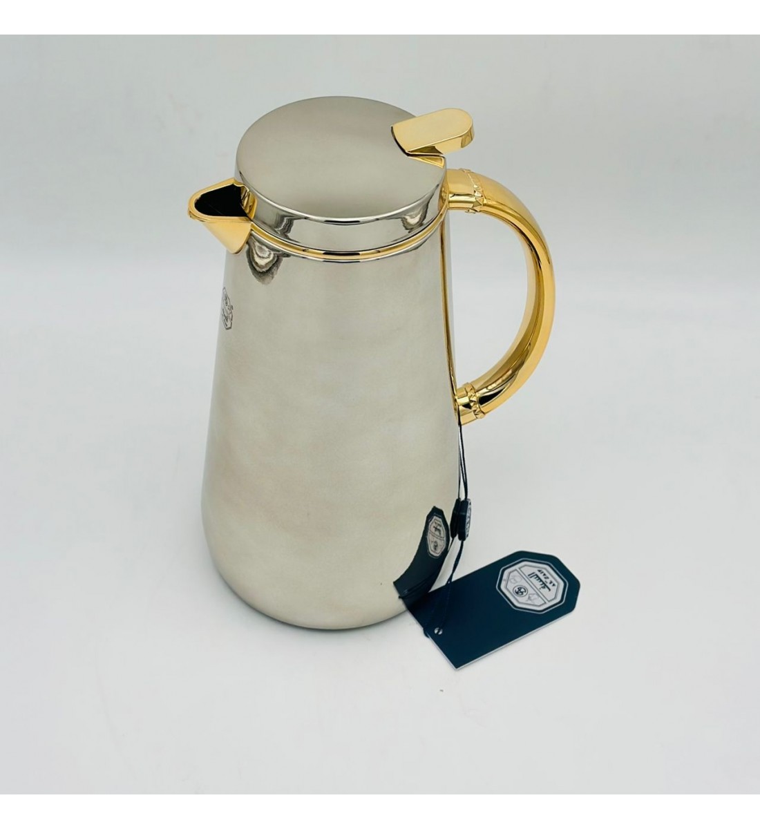 ترمس أنيق بتصميم عصري يجمع بين البساطة والفخامة، مصنوع من هيكل معدني 1لتر