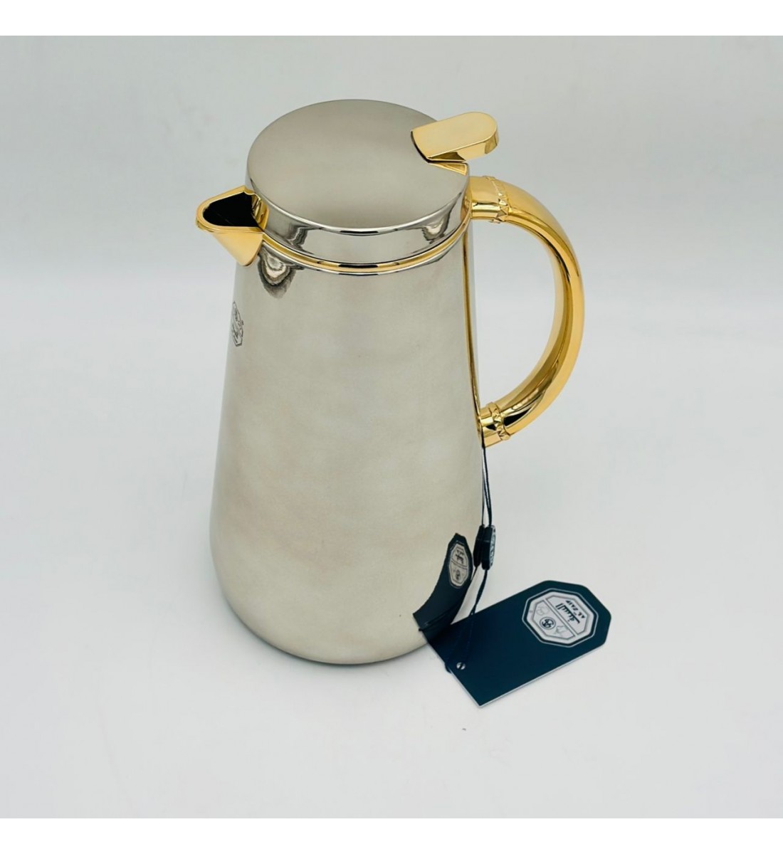 ترمس أنيق بتصميم عصري يجمع بين البساطة والفخامة، مصنوع من هيكل معدني 1لتر