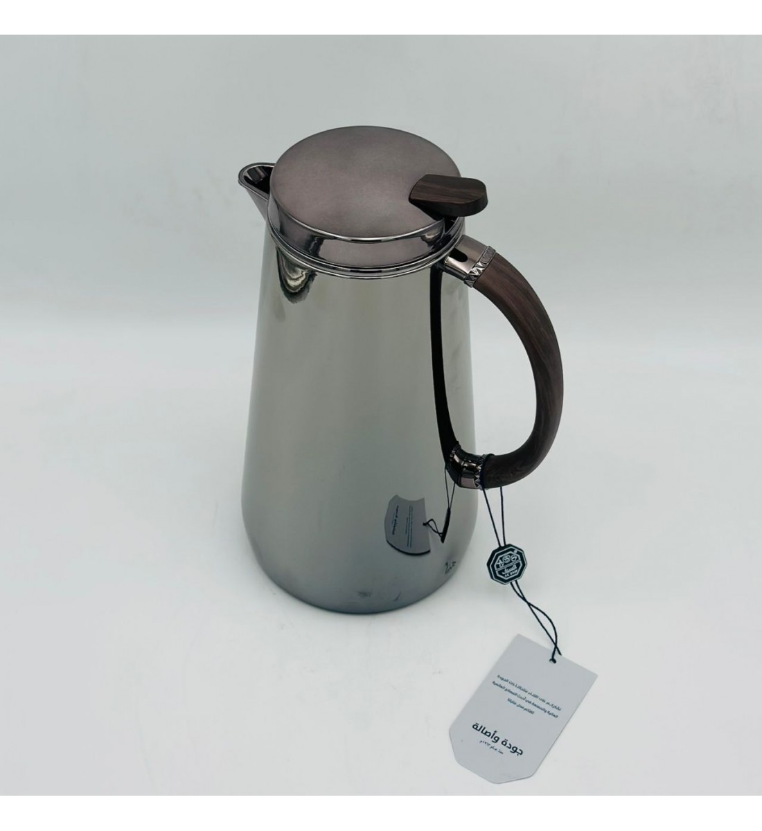 ترمس أنيق بتصميم عصري يجمع بين البساطة والفخامة، مصنوع من هيكل معدني 1لتر