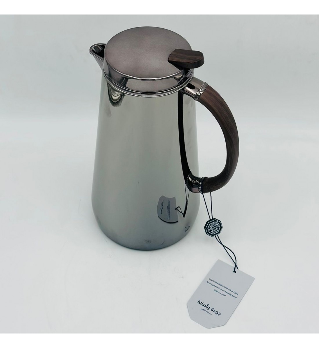 ترمس أنيق بتصميم عصري يجمع بين البساطة والفخامة، مصنوع من هيكل معدني 1لتر