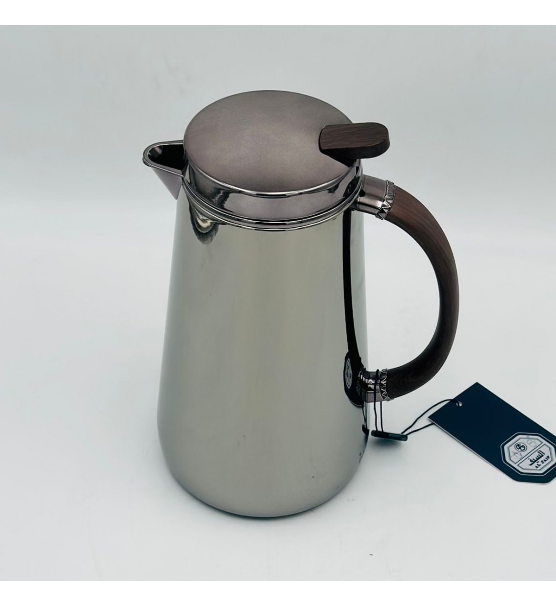 ترمس أنيق بتصميم عصري يجمع بين البساطة والفخامة، مصنوع من هيكل معدني 700ملي