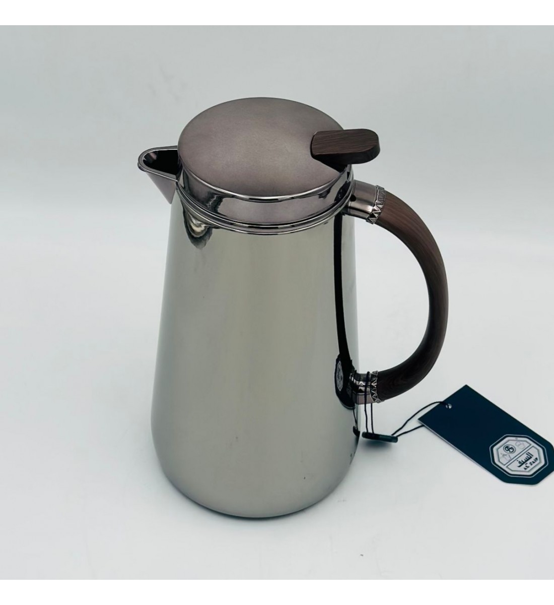 ترمس أنيق بتصميم عصري يجمع بين البساطة والفخامة، مصنوع من هيكل معدني 700ملي