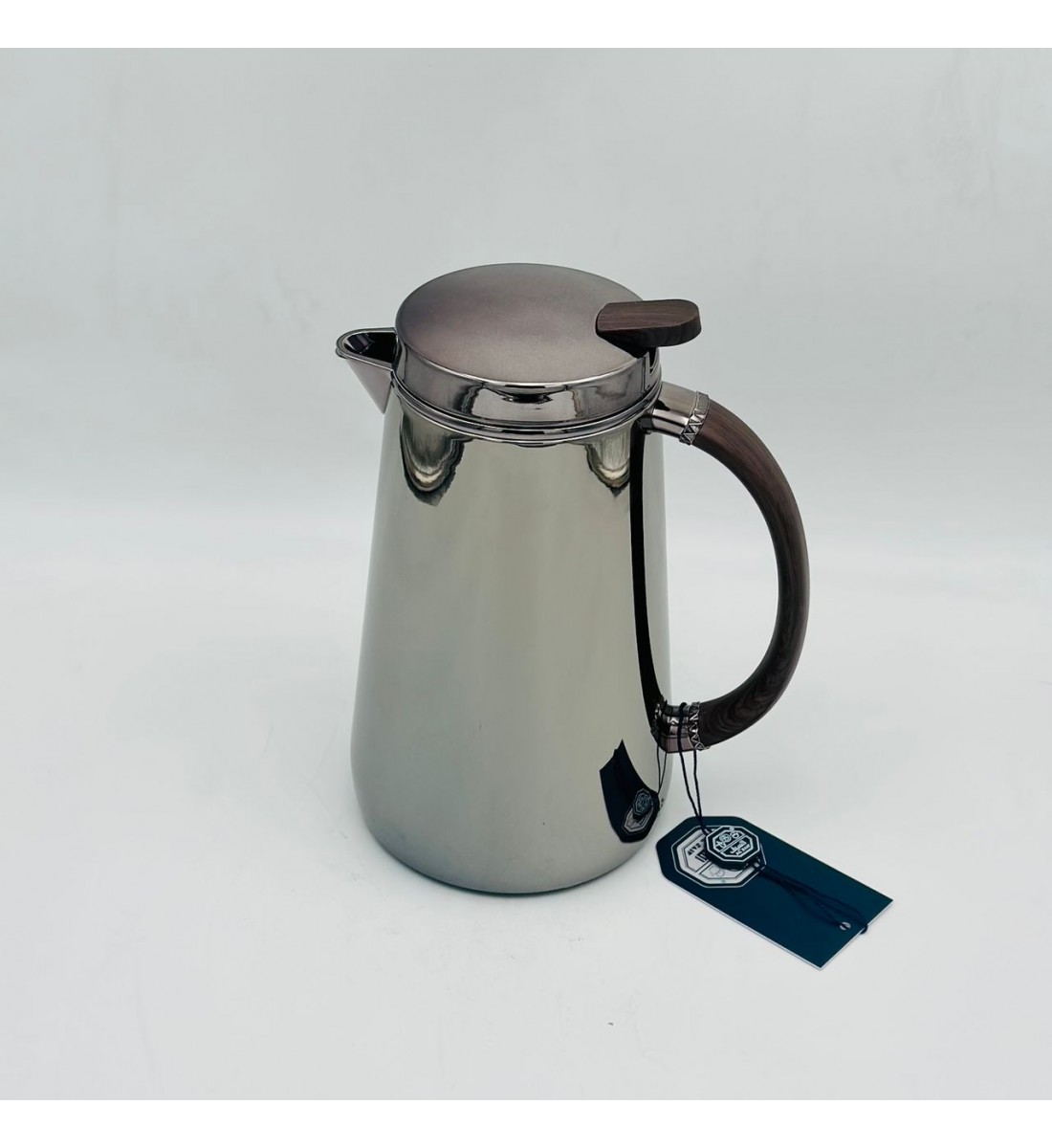 ترمس أنيق بتصميم عصري يجمع بين البساطة والفخامة، مصنوع من هيكل معدني 500ملي ترمس أنيق بتصميم عصري يجمع بين البساطة والفخامة، مصنوع من هيكل معدني 500ملي