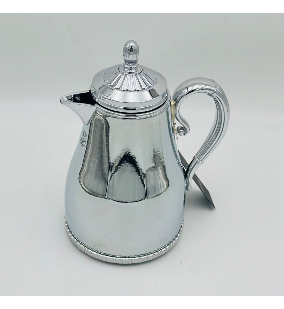 ترمس أنيق بتصميم عصري يجمع بين البساطة والفخامة، مصنوع من هيكل معدني 650ملي 