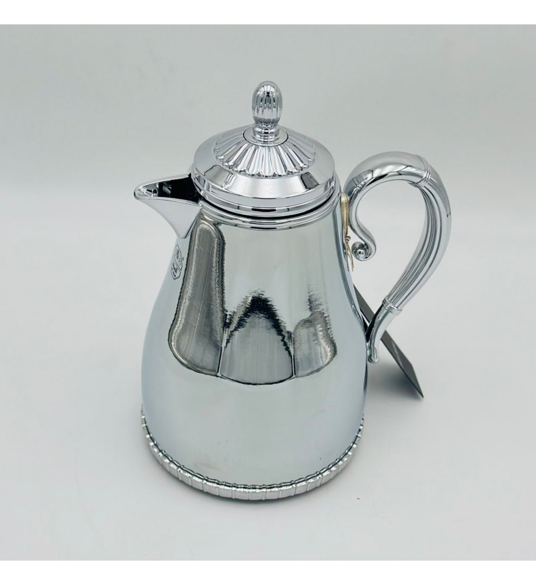 ترمس أنيق بتصميم عصري يجمع بين البساطة والفخامة، مصنوع من هيكل معدني 650ملي 