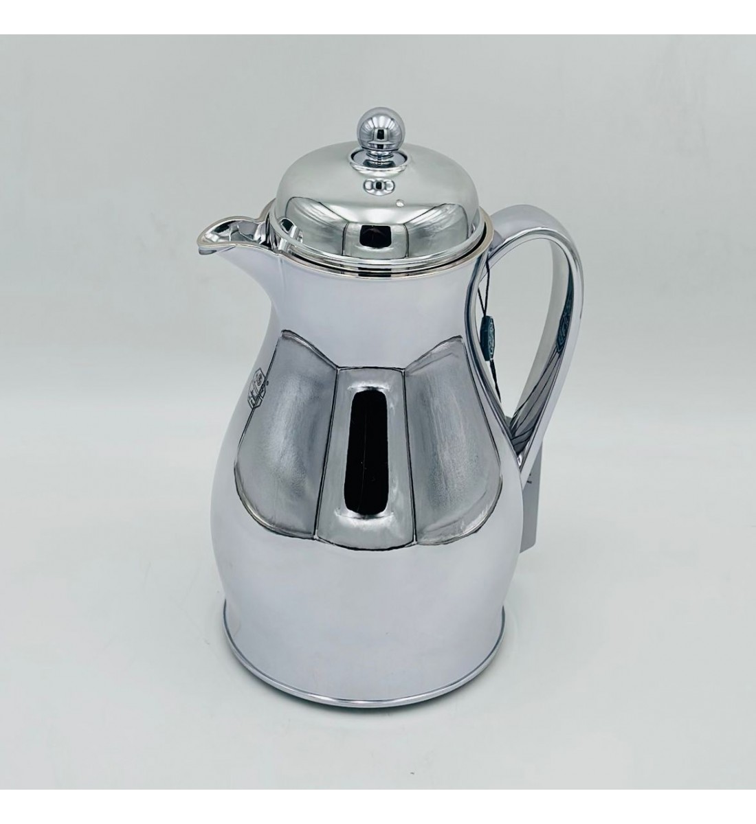 ترمس أنيق بتصميم عصري يجمع بين البساطة والفخامة، مصنوع من هيكل معدني1لتر 