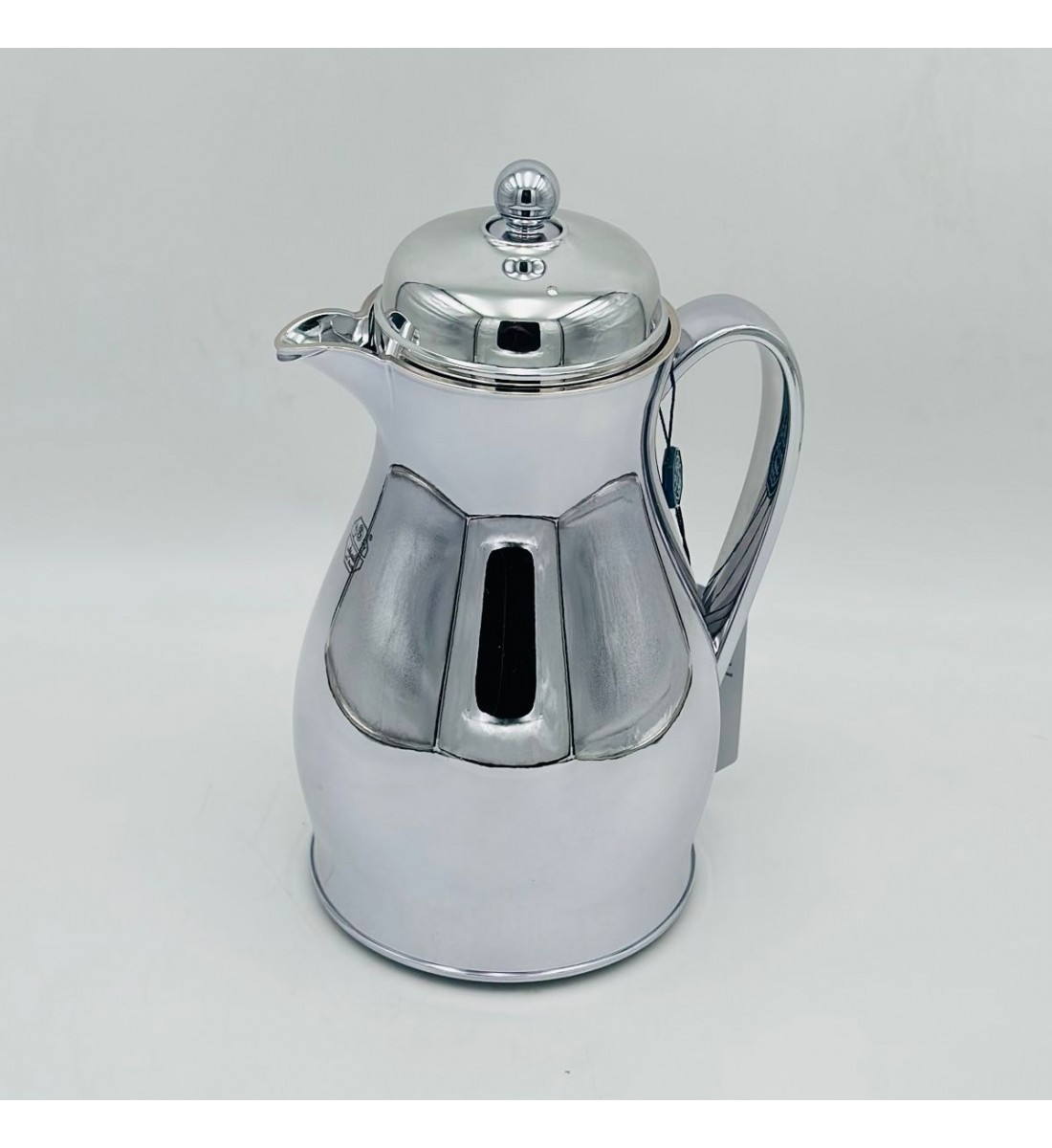 ترمس أنيق بتصميم عصري يجمع بين البساطة والفخامة، مصنوع من هيكل معدني1لتر 