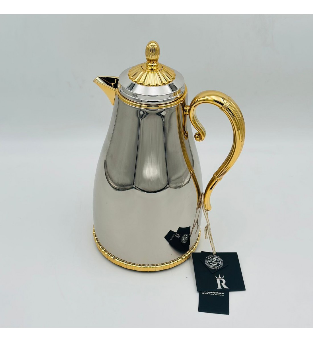 ترمس أنيق بتصميم عصري يجمع بين البساطة والفخامة، مصنوع من هيكل معدني.1.3لتر 