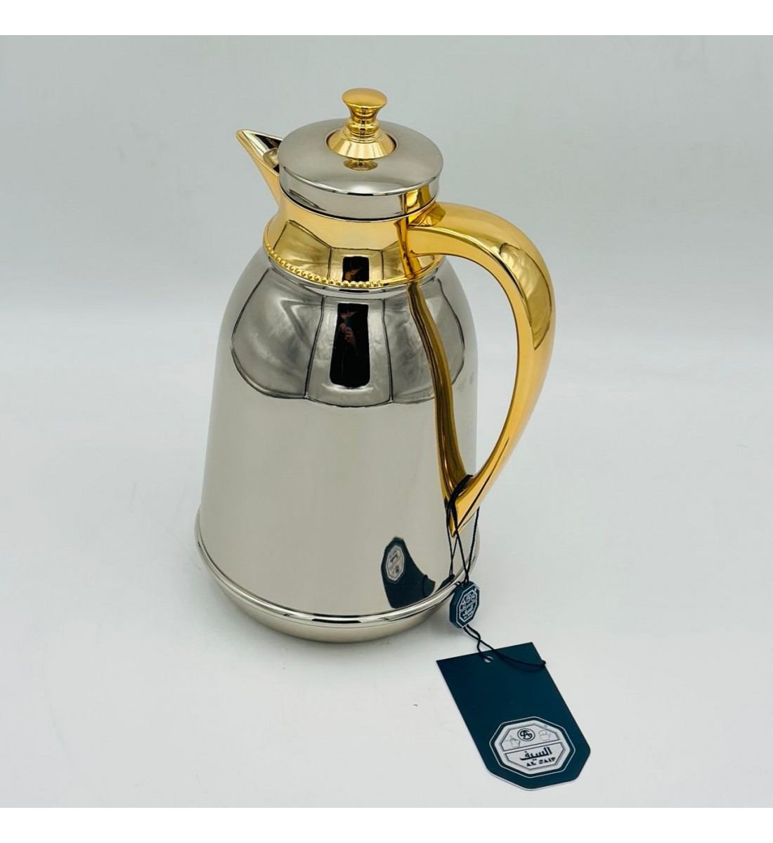 ترمس أنيق بتصميم عصري يجمع بين البساطة والفخامة، مصنوع من هيكل معدني 0.750ملي