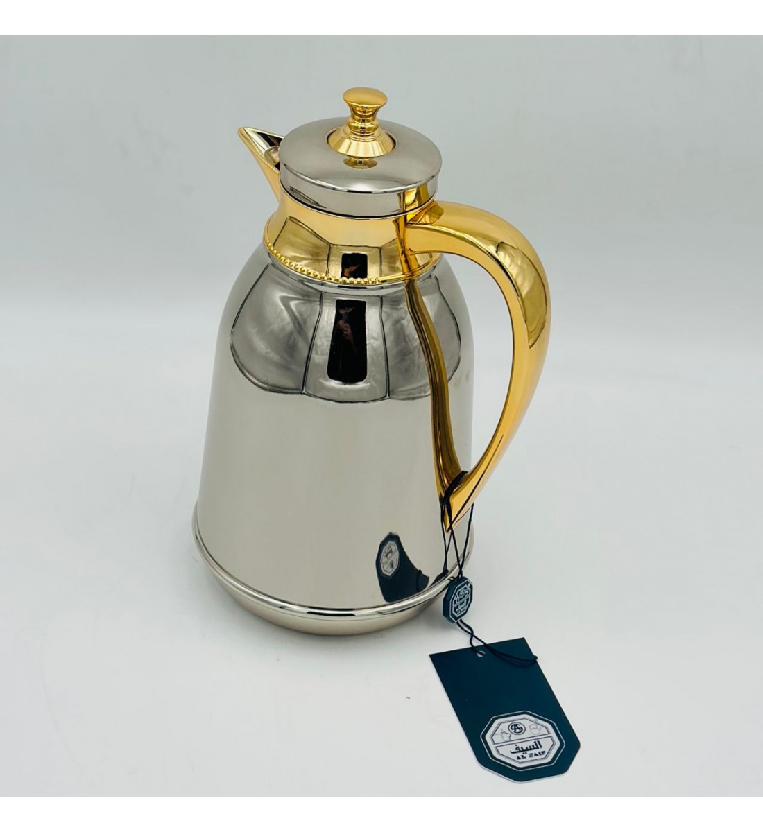 ترمس أنيق بتصميم عصري يجمع بين البساطة والفخامة، مصنوع من هيكل معدني 0.750ملي