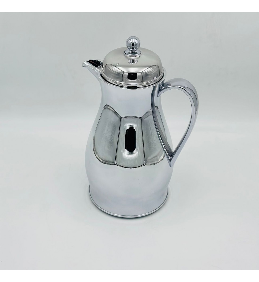 ترمس أنيق بتصميم عصري يجمع بين البساطة والفخامة، مصنوع من هيكل معدني.1.4لتر 