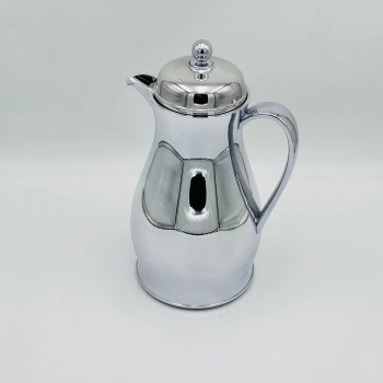 ترمس أنيق بتصميم عصري يجمع بين البساطة والفخامة، مصنوع من هيكل معدني.1.4لتر 