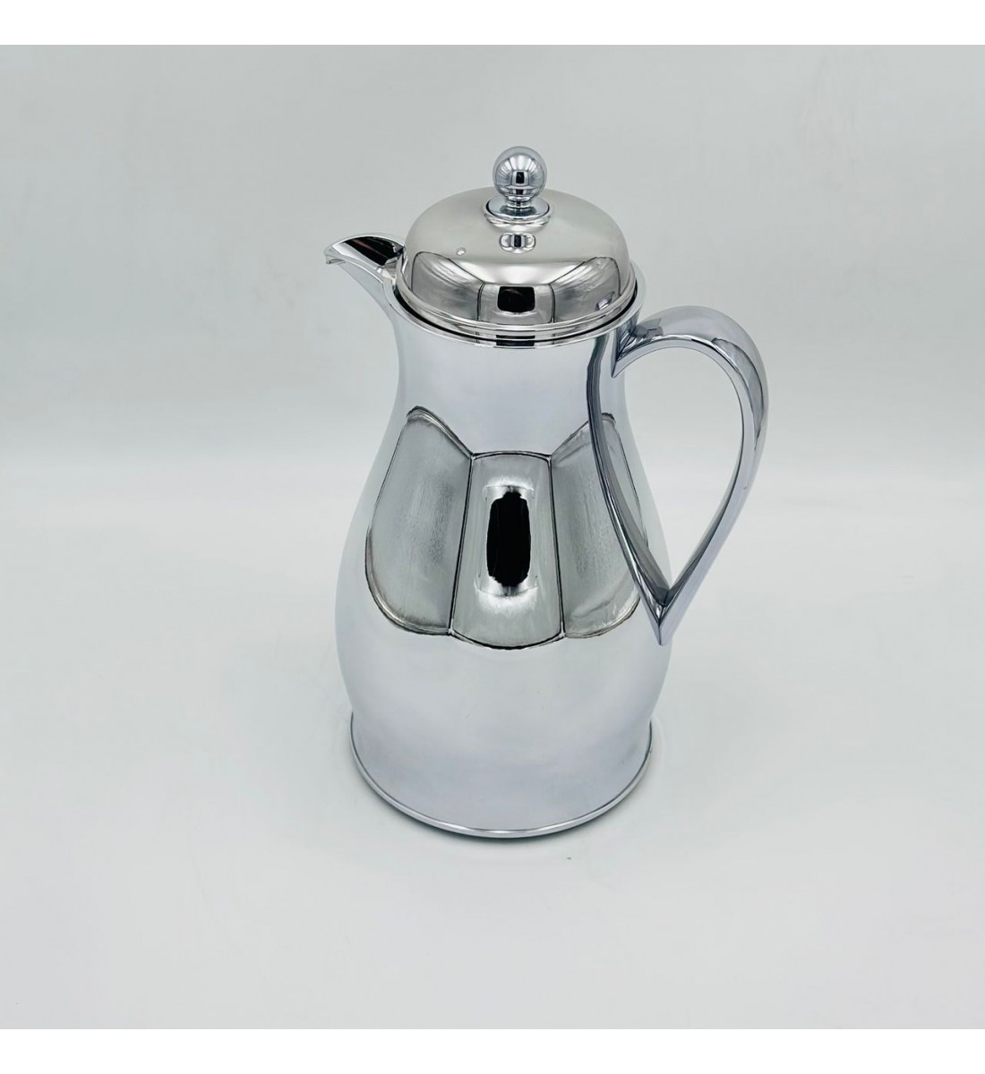 ترمس أنيق بتصميم عصري يجمع بين البساطة والفخامة، مصنوع من هيكل معدني.1.4لتر 