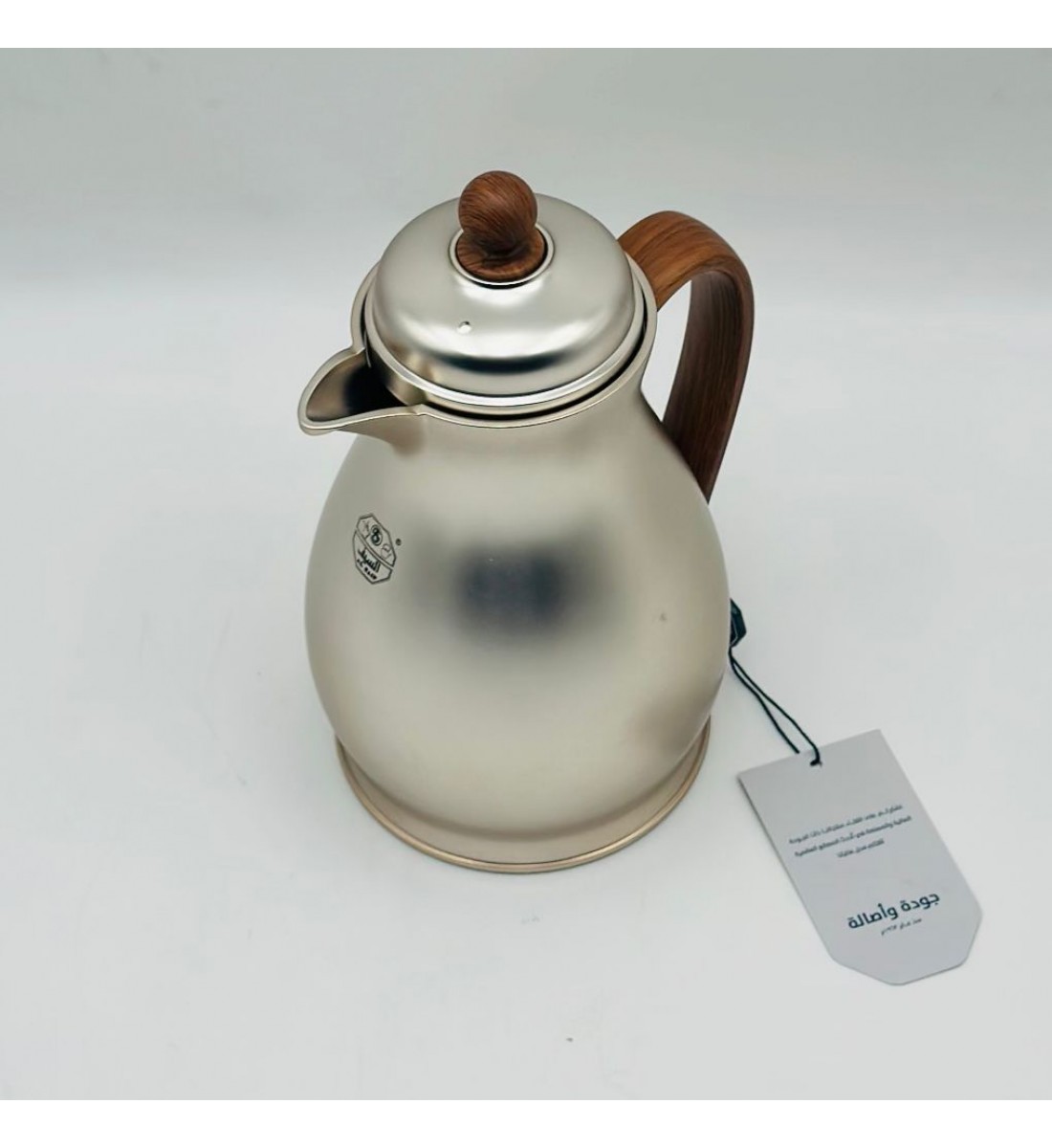 ترمس أنيق بتصميم عصري يجمع بين البساطة والفخامة، مصنوع من هيكل معدني 500ملي 