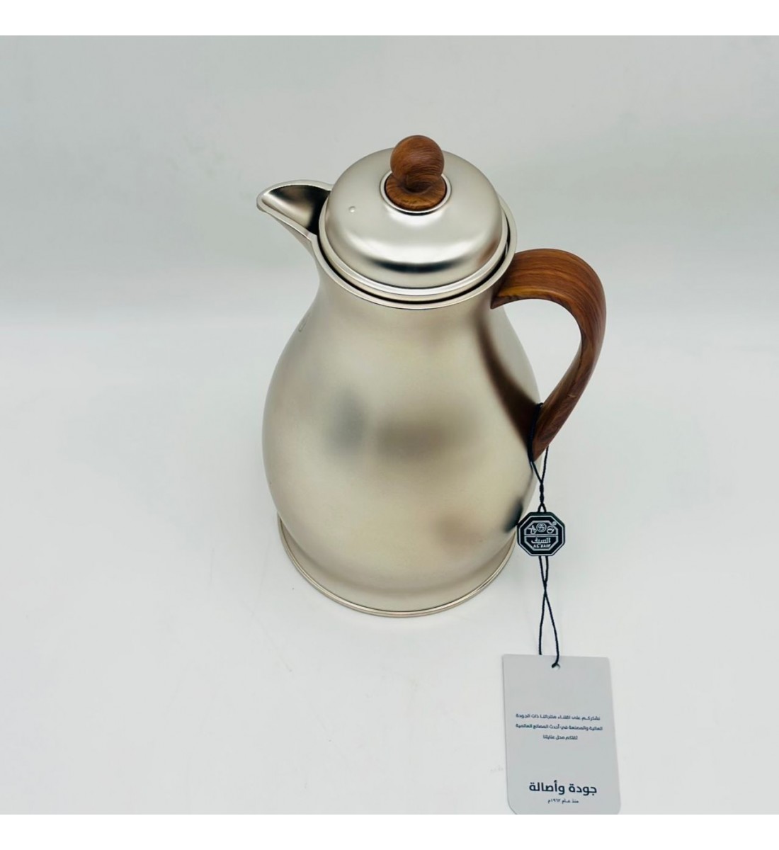 ترمس أنيق بتصميم عصري يجمع بين البساطة والفخامة، مصنوع من هيكل معدني 0.750ملي