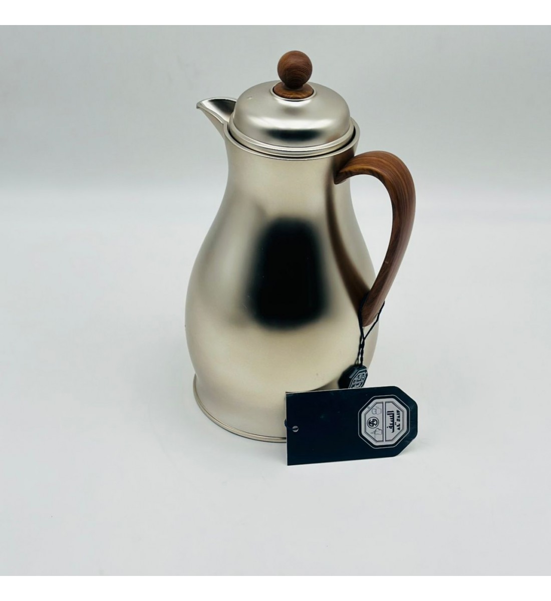 ترمس أنيق بتصميم عصري يجمع بين البساطة والفخامة، مصنوع من هيكل معدني 0.750ملي