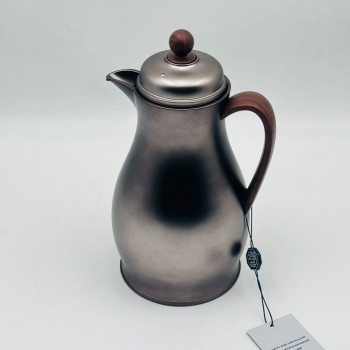 ترمس أنيق بتصميم عصري يجمع بين البساطة والفخامة، مصنوع من هيكل معدني 0.750ملي