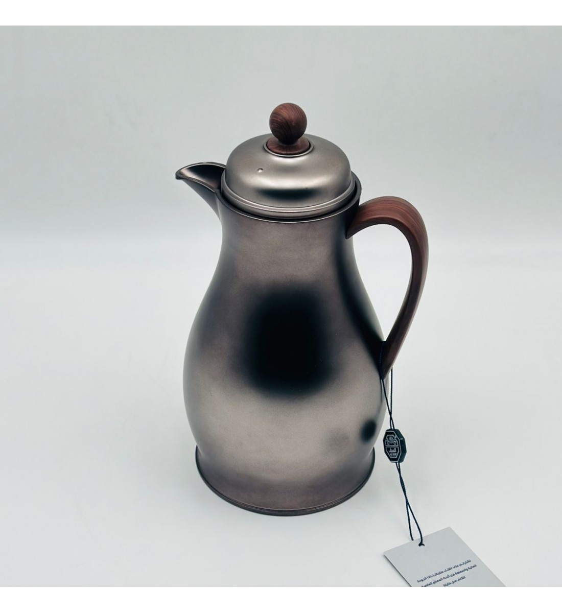 ترمس أنيق بتصميم عصري يجمع بين البساطة والفخامة، مصنوع من هيكل معدني 0.750ملي