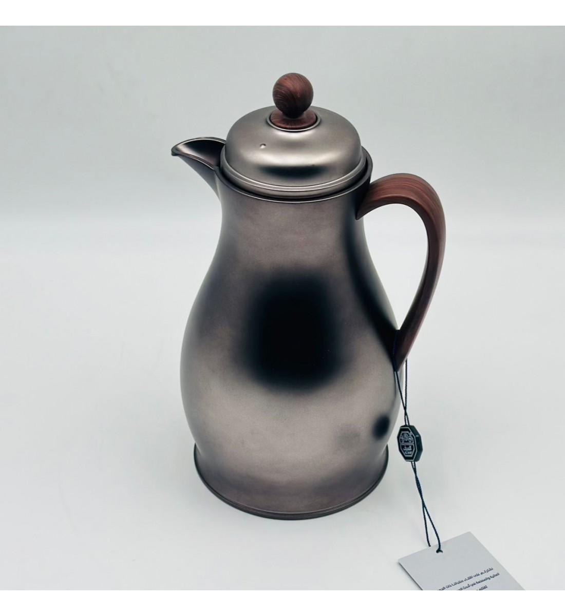 ترمس أنيق بتصميم عصري يجمع بين البساطة والفخامة، مصنوع من هيكل معدني 0.750ملي