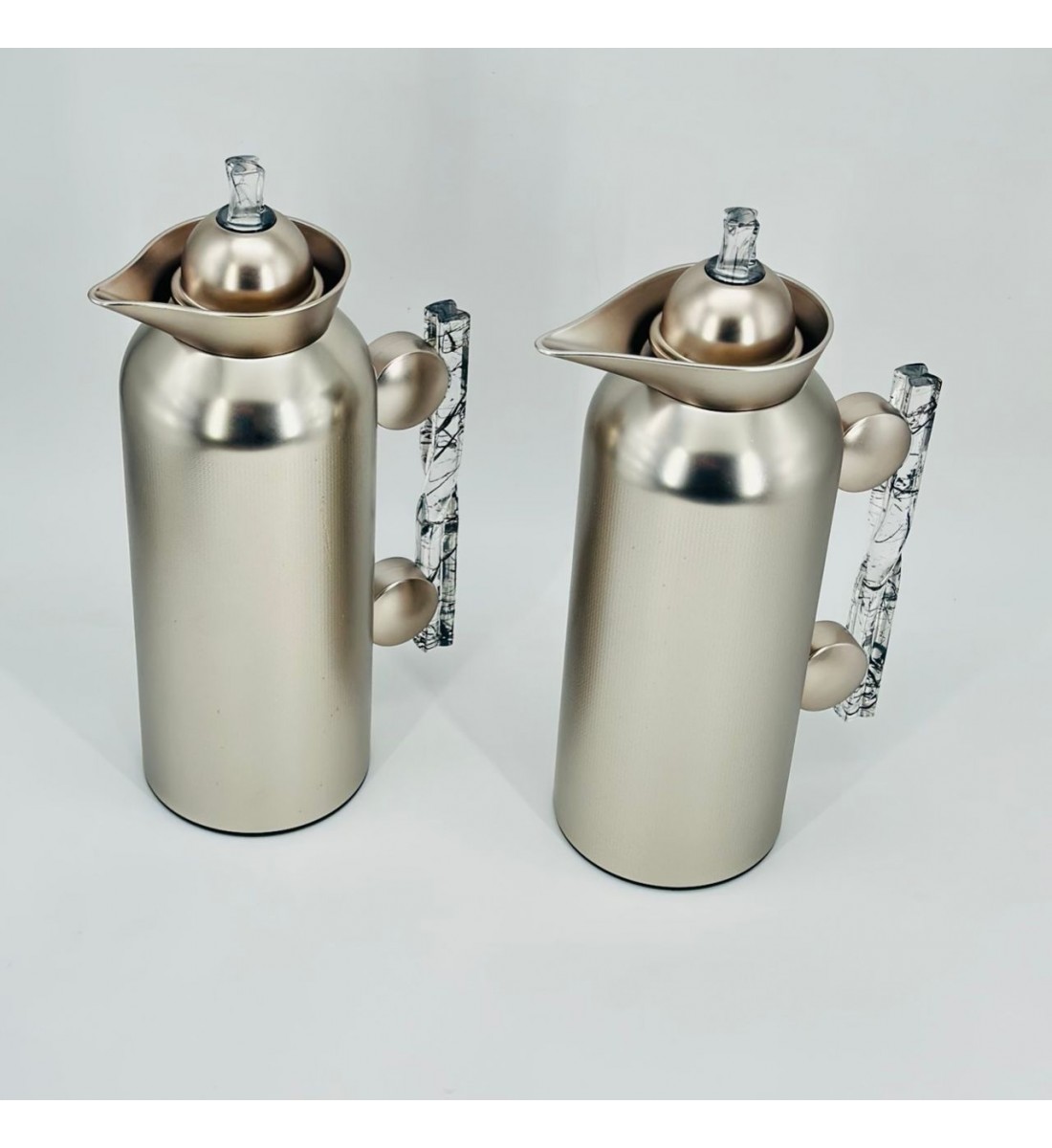 طقم  ترمس  شاي وقهوة أنيق يجمع بين التصميم العصري والانيق 