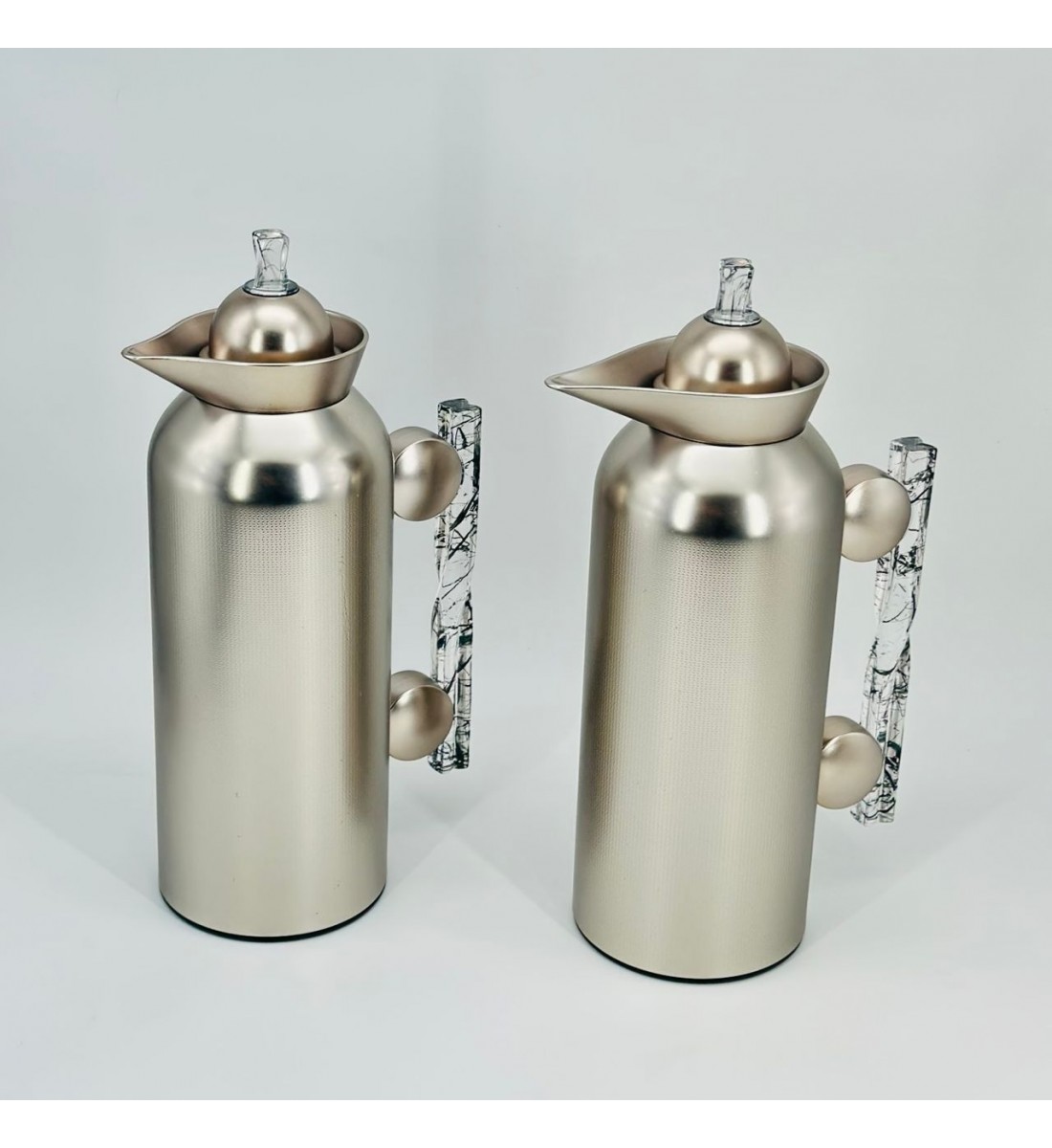 طقم  ترمس  شاي وقهوة أنيق يجمع بين التصميم العصري والانيق 