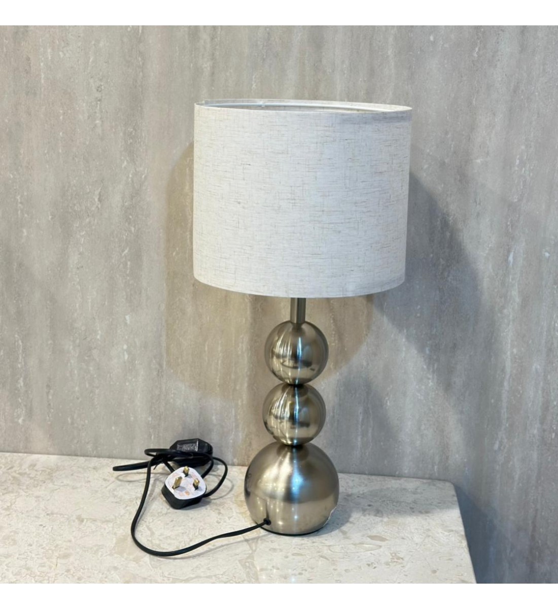 أباجورة طاولة تجمع بين الرقي والعملية - فضي أباجورة طاولة تجمع بين الرقي والعملية - فضي