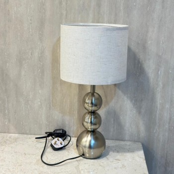 أباجورة طاولة تجمع بين الرقي والعملية - فضي