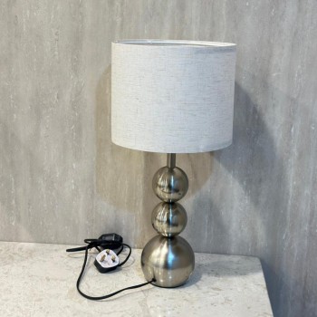 أباجورة طاولة تجمع بين الرقي والعملية - فضي