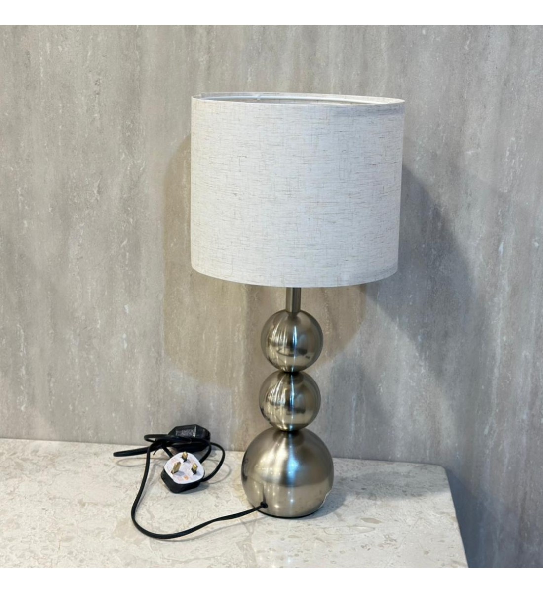 أباجورة طاولة تجمع بين الرقي والعملية - فضي أباجورة طاولة تجمع بين الرقي والعملية - فضي