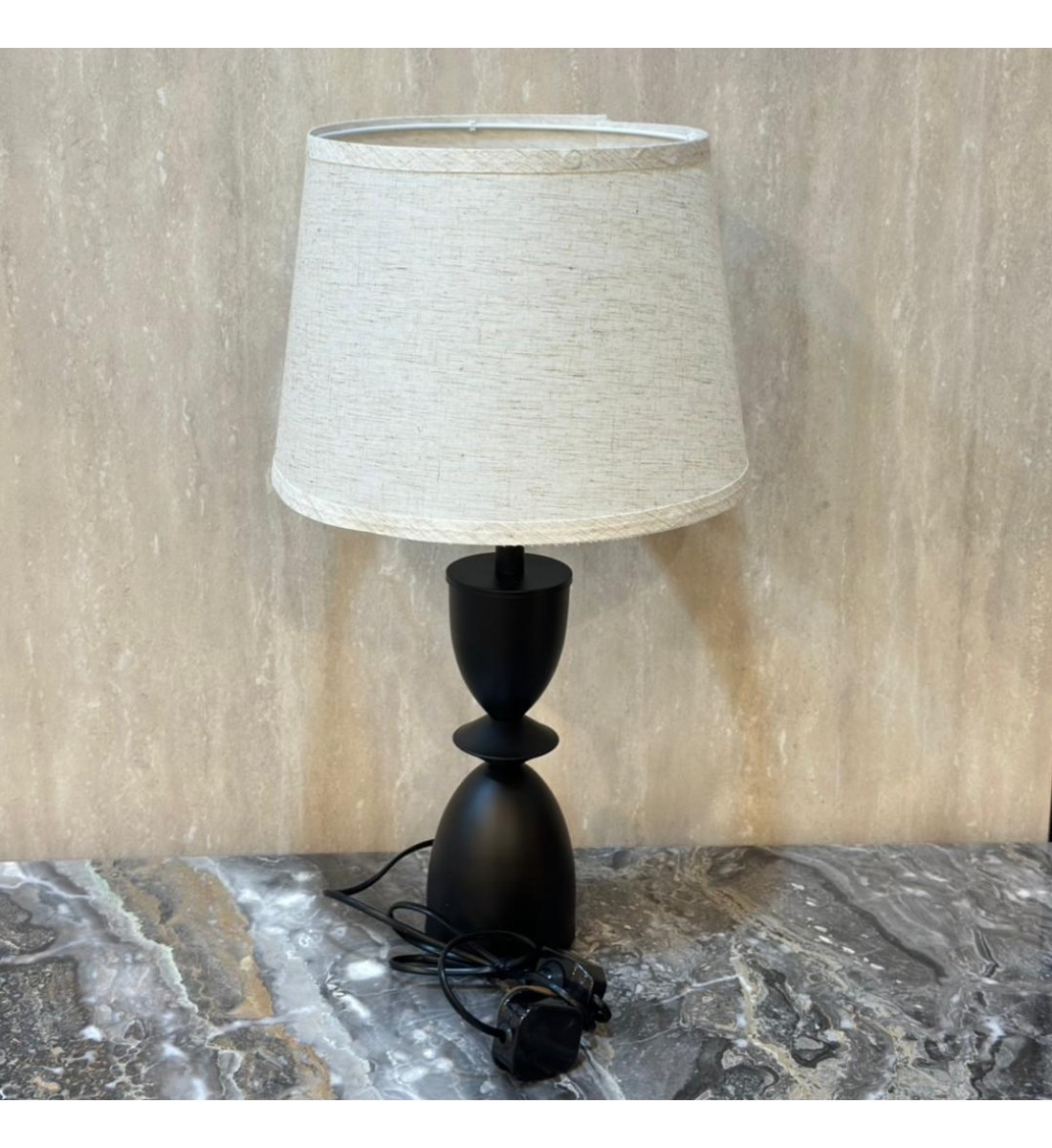 أباجورة طاولة تجمع بين الرقي والعملية - اسود