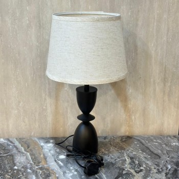 أباجورة طاولة تجمع بين الرقي والعملية - اسود