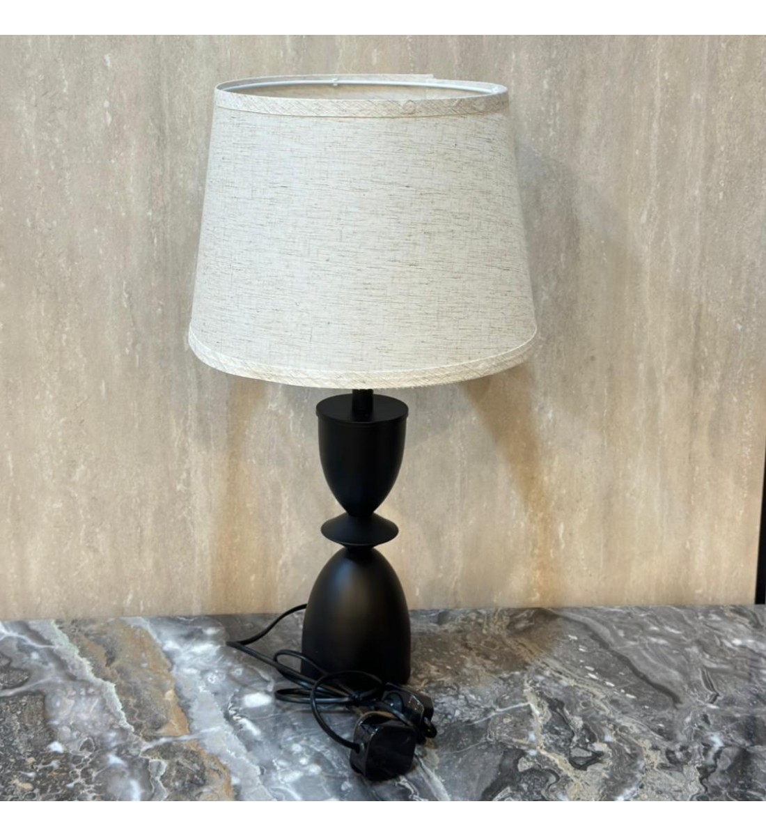 أباجورة طاولة تجمع بين الرقي والعملية - اسود