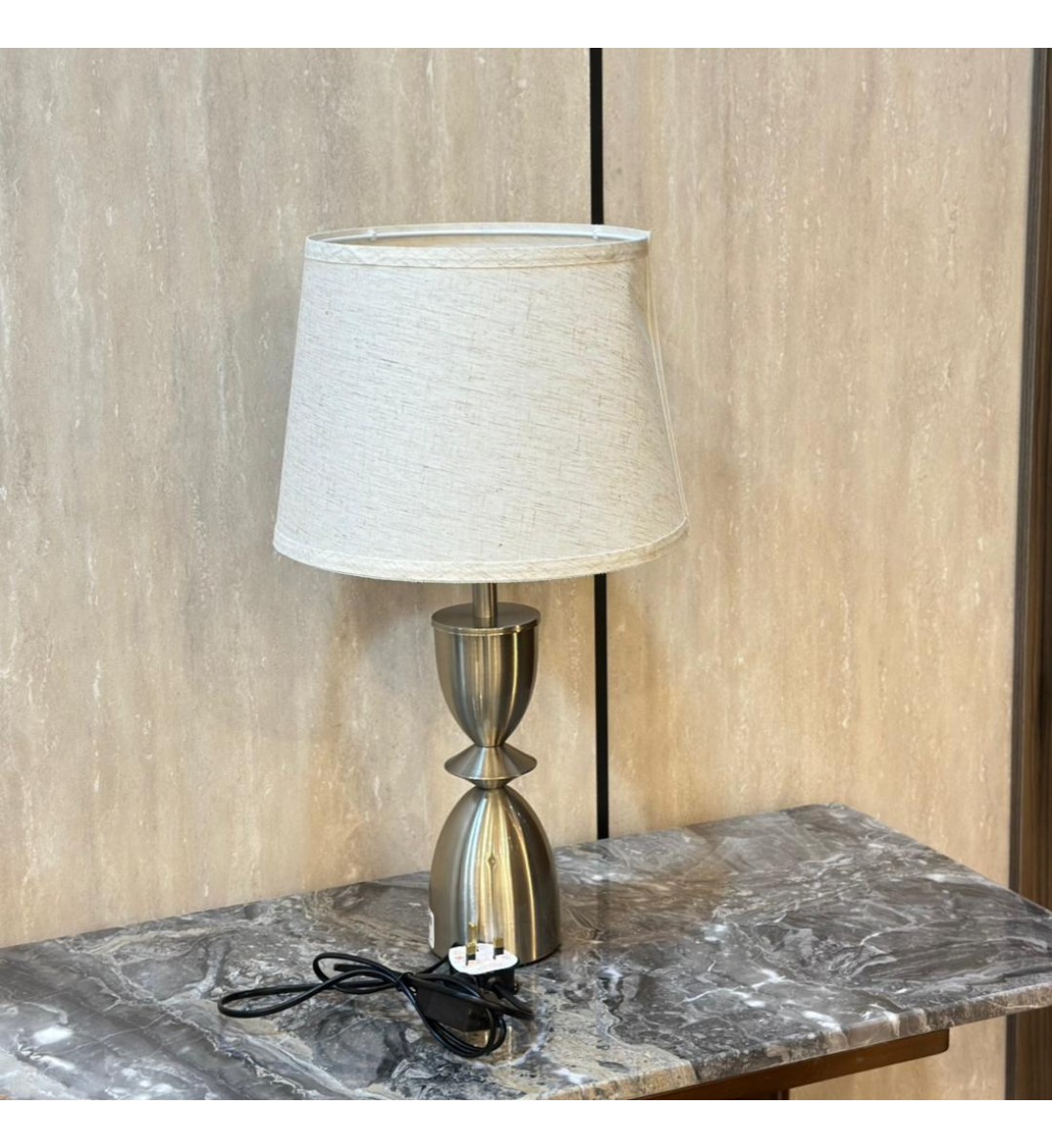 أباجورة طاولة تجمع بين الرقي والعملية - فضي أباجورة طاولة تجمع بين الرقي والعملية - فضي