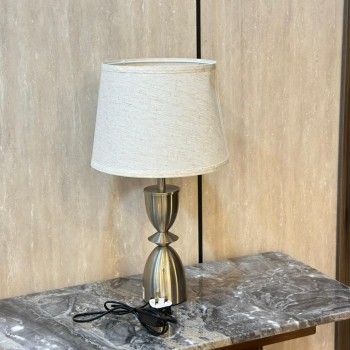 أباجورة طاولة تجمع بين الرقي والعملية - فضي