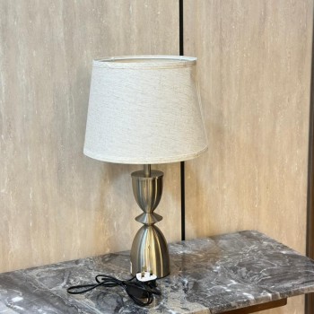 أباجورة طاولة تجمع بين الرقي والعملية - فضي