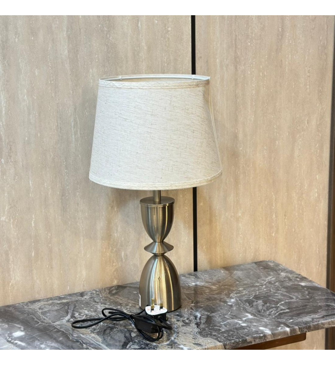 أباجورة طاولة تجمع بين الرقي والعملية - فضي أباجورة طاولة تجمع بين الرقي والعملية - فضي