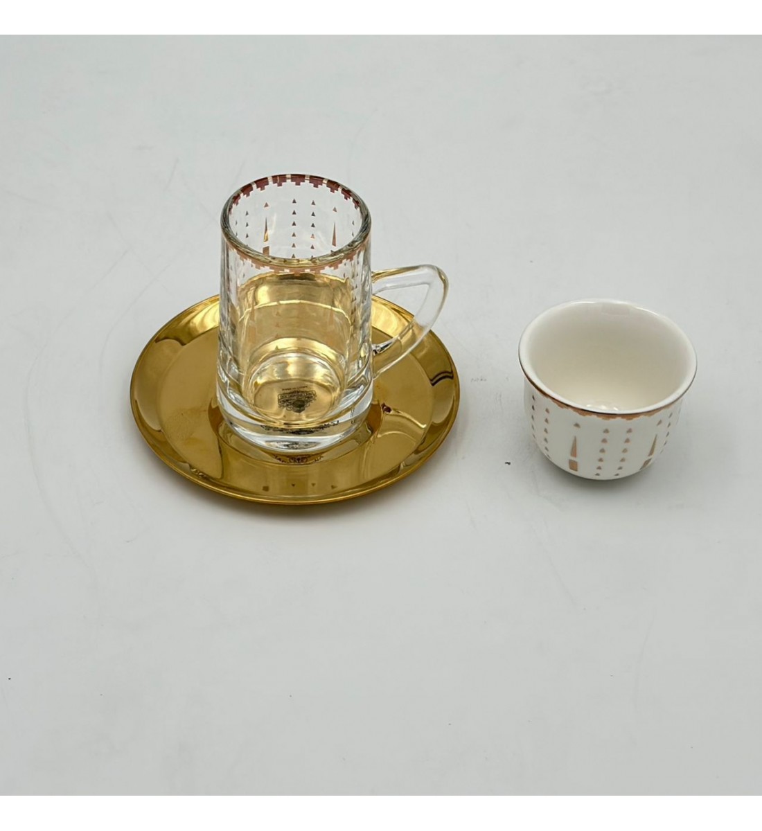 طقم كاسات وفناجين مع الصحن 18قطعه طقم كاسات وفناجين مع الصحن 18قطعه