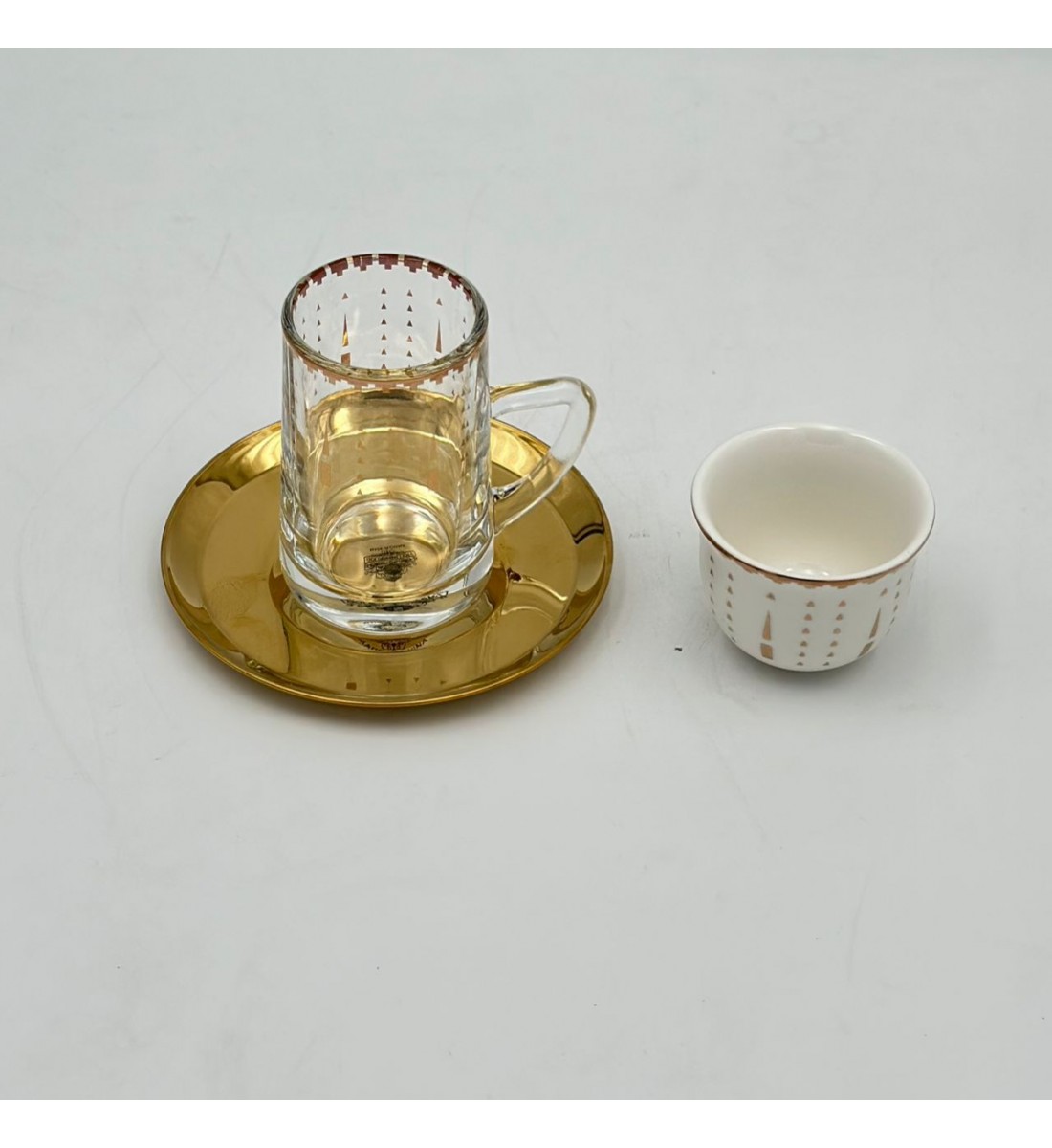 طقم كاسات وفناجين مع الصحن 18قطعه طقم كاسات وفناجين مع الصحن 18قطعه