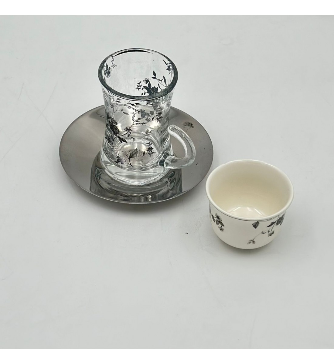 طقم كاسات وفناجين مع الصحن 18قطعه طقم كاسات وفناجين مع الصحن 18قطعه