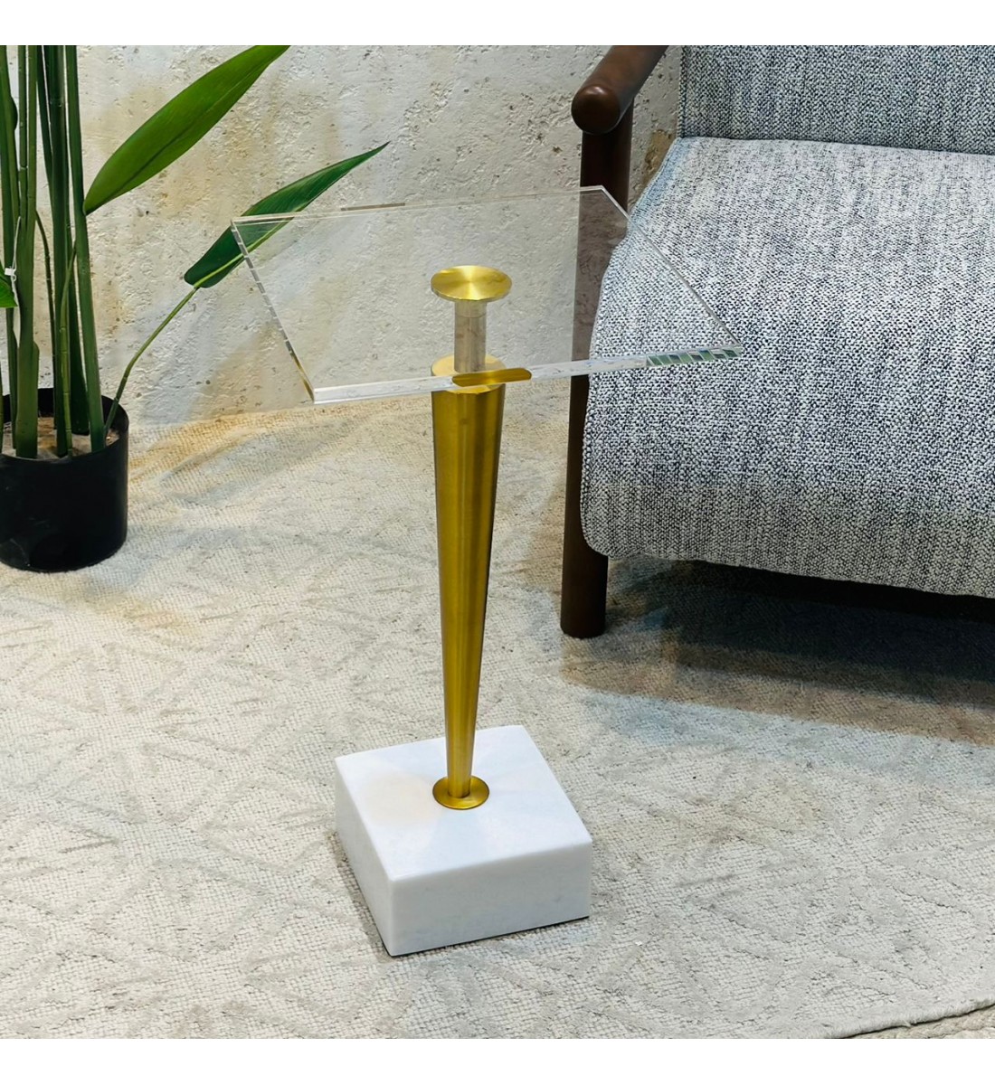  طاولة جانبية فاخرة بتصميم عصري أنيق 32×32×58سم 