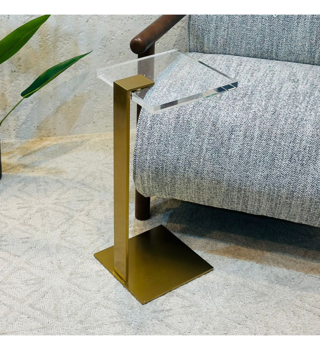  طاولة جانبية فاخرة بتصميم عصري أنيق 25×25×60سم 