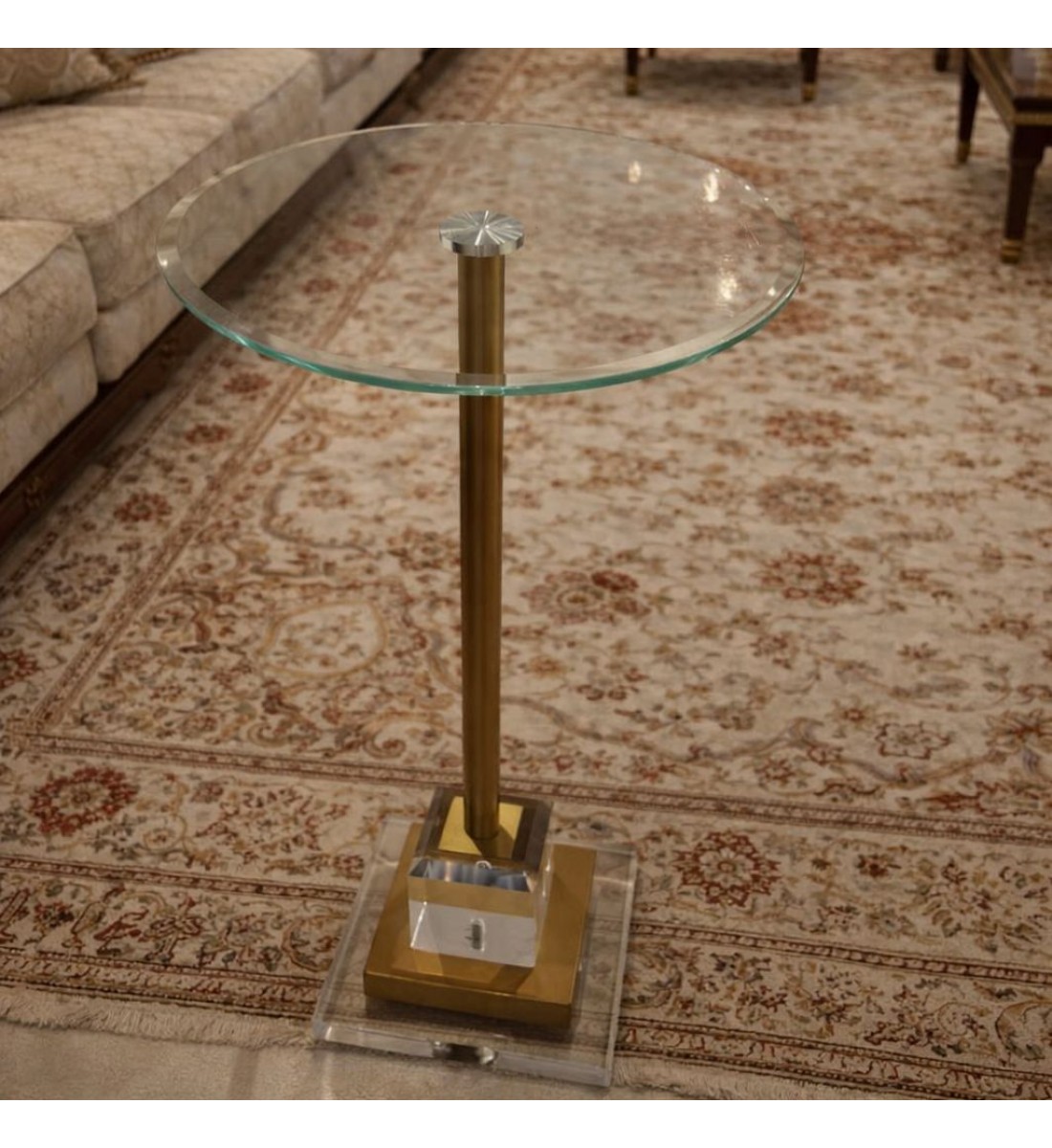 طاولة قهوة جانبية أنيقة – سطح زجاجي شفاف بقاعدة كريستال مع ستيل ذهبي