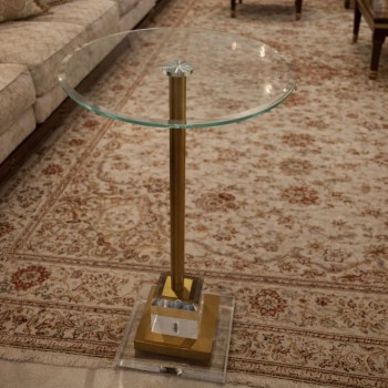 طاولة قهوة جانبية أنيقة – سطح زجاجي شفاف بقاعدة كريستال مع ستيل ذهبي