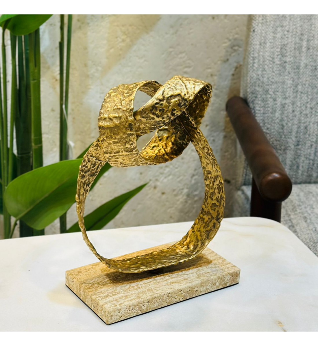 قطعة ديكور حلقة معدنية على قاعدة رخامية 26×10×18سم 