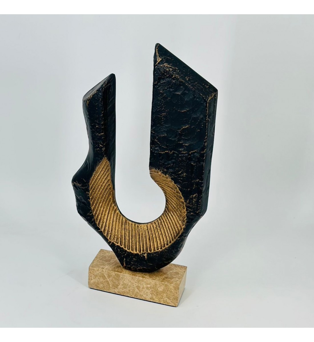 قطعة ديكور فنية بتصميم عصري مميز، تتميز بشكل هندسي أنيق40×15×6سم 