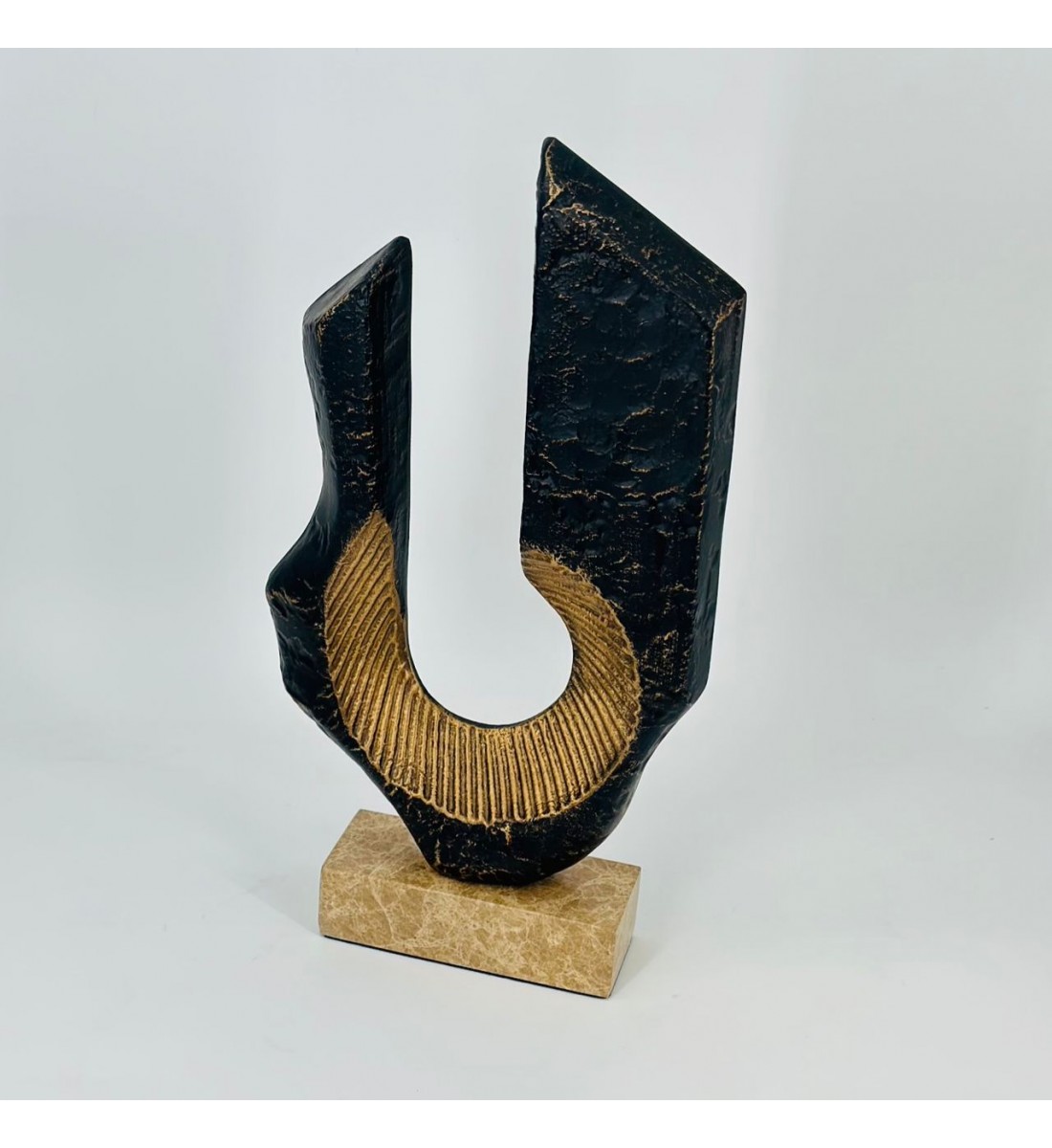 قطعة ديكور فنية بتصميم عصري مميز، تتميز بشكل هندسي أنيق40×15×6سم 