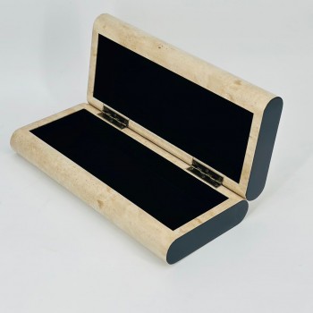 صندوق أنيق بتصميم فاخر يجمع بين العصرية واللمسة الكلاسيكية. يتميز بغطاء علوي 30×13×17سم 